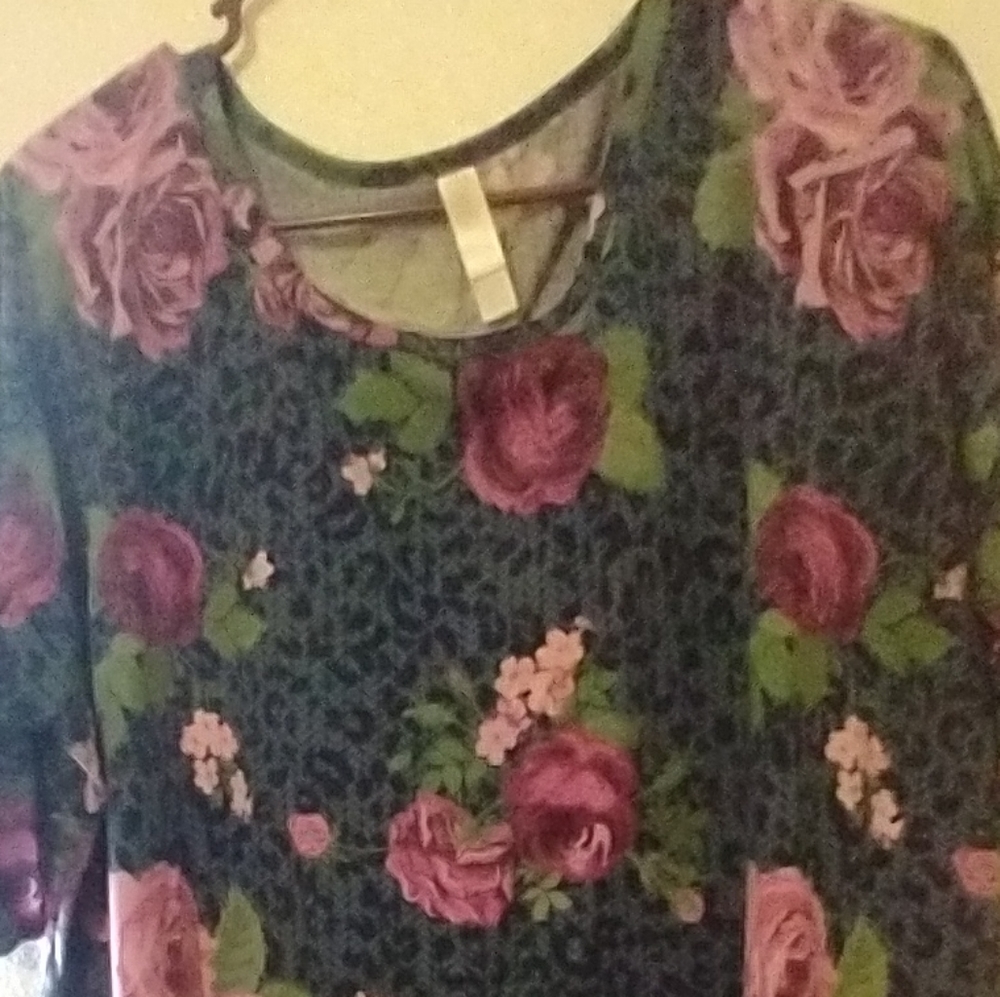 Lularoe L Irma animal Print top